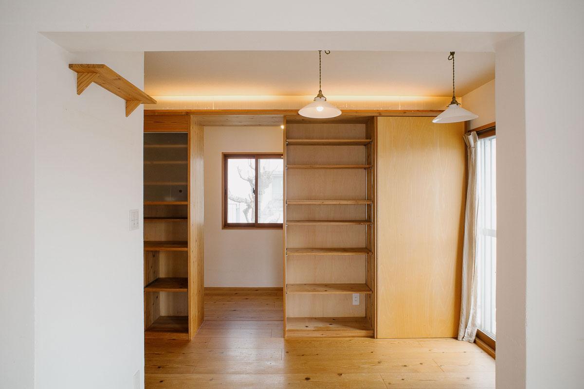 西宮市東山台の売買物件/ダイニングからリビングへ