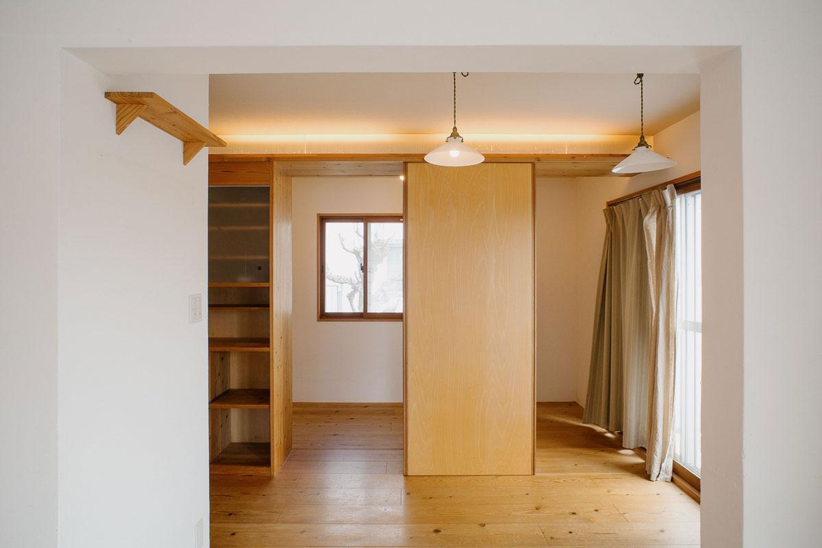 西宮市東山台の売買物件/棚の引き戸が楽しい奥のスペースには何を置こう？