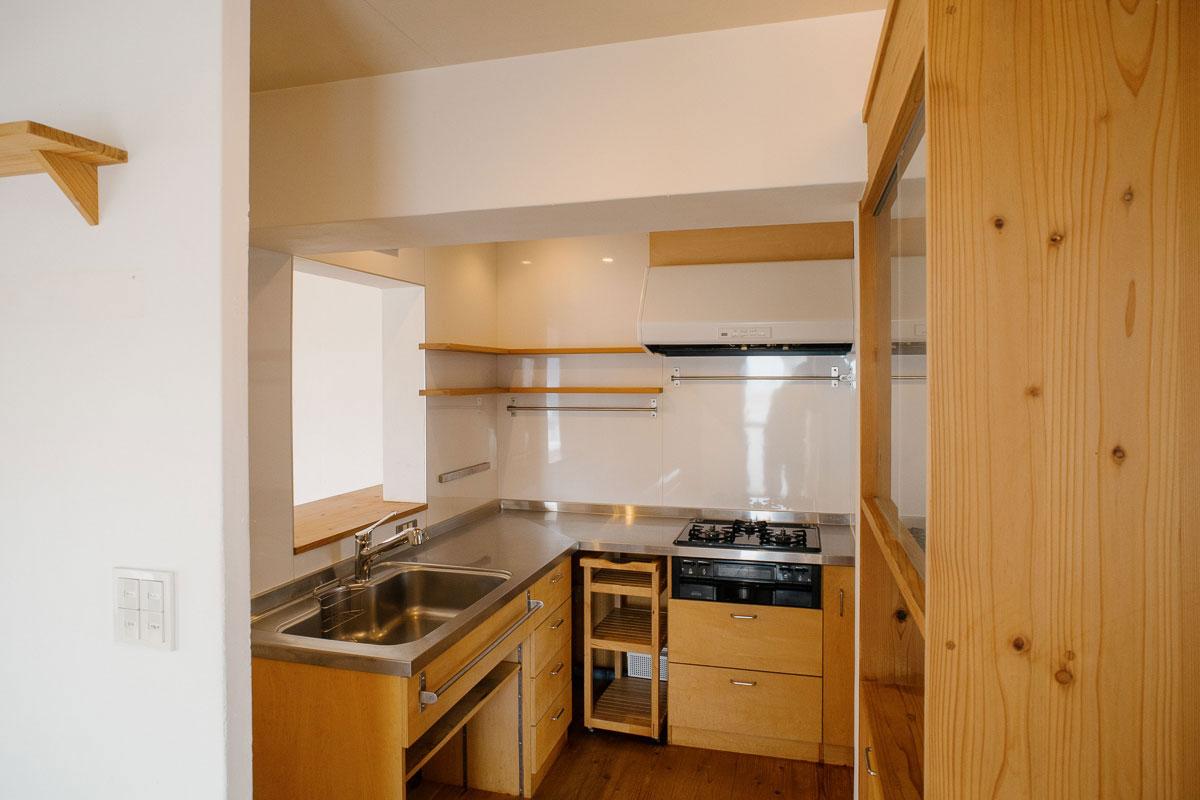 西宮市東山台の売買物件/木のシステムキッチンも味があります