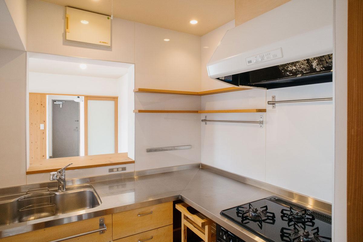 西宮市東山台の売買物件/機能的なキッチン。マグネットのナイフラックで見せる収納も