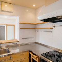 西宮市東山台の売買物件/機能的なキッチン。マグネットのナイフラックで見せる収納も