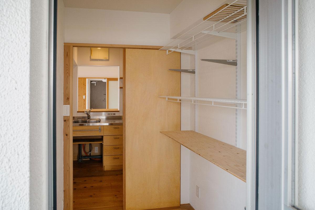 西宮市東山台の売買物件/キッチンの後ろにはパントリー