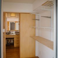 西宮市東山台の売買物件/キッチンの後ろにはパントリー