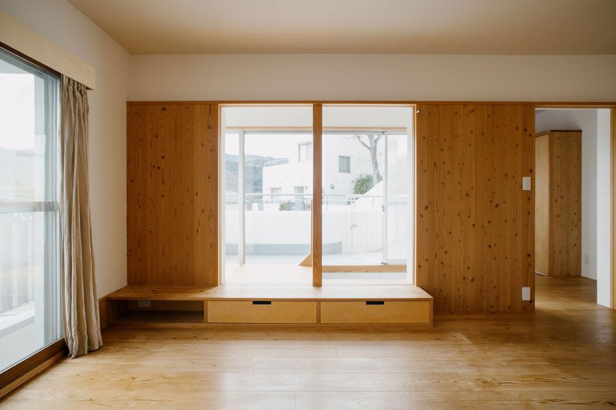 西宮市東山台の売買物件/ダイニングの障子を開けるとルーフバルコニー