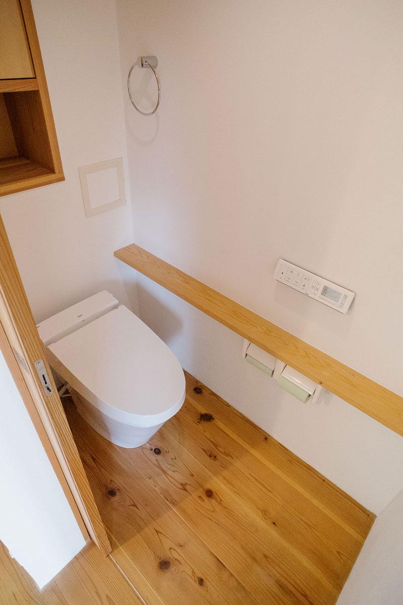 西宮市東山台の売買物件/トイレも吉野杉の無垢材と塗壁で統一