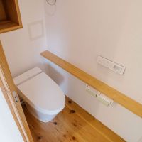 西宮市東山台の売買物件/トイレも吉野杉の無垢材と塗壁で統一