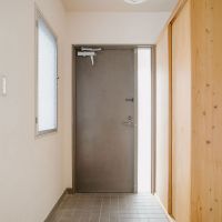 西宮市東山台の売買物件/玄関のシュークローゼットも木の温かみが