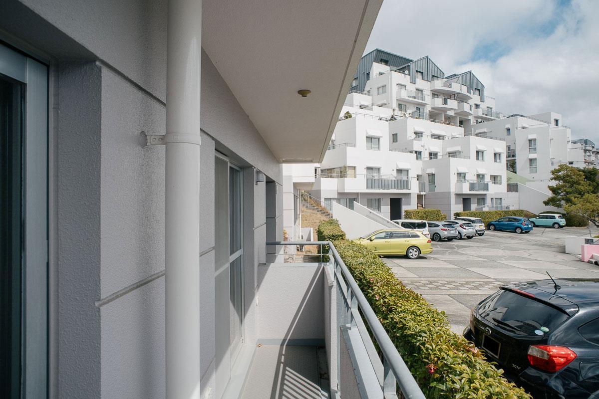 西宮市東山台の売買物件/1階にもバルコニーがあります。家の前に専用駐車場あり