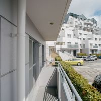 西宮市東山台の売買物件/1階にもバルコニーがあります。家の前に専用駐車場あり