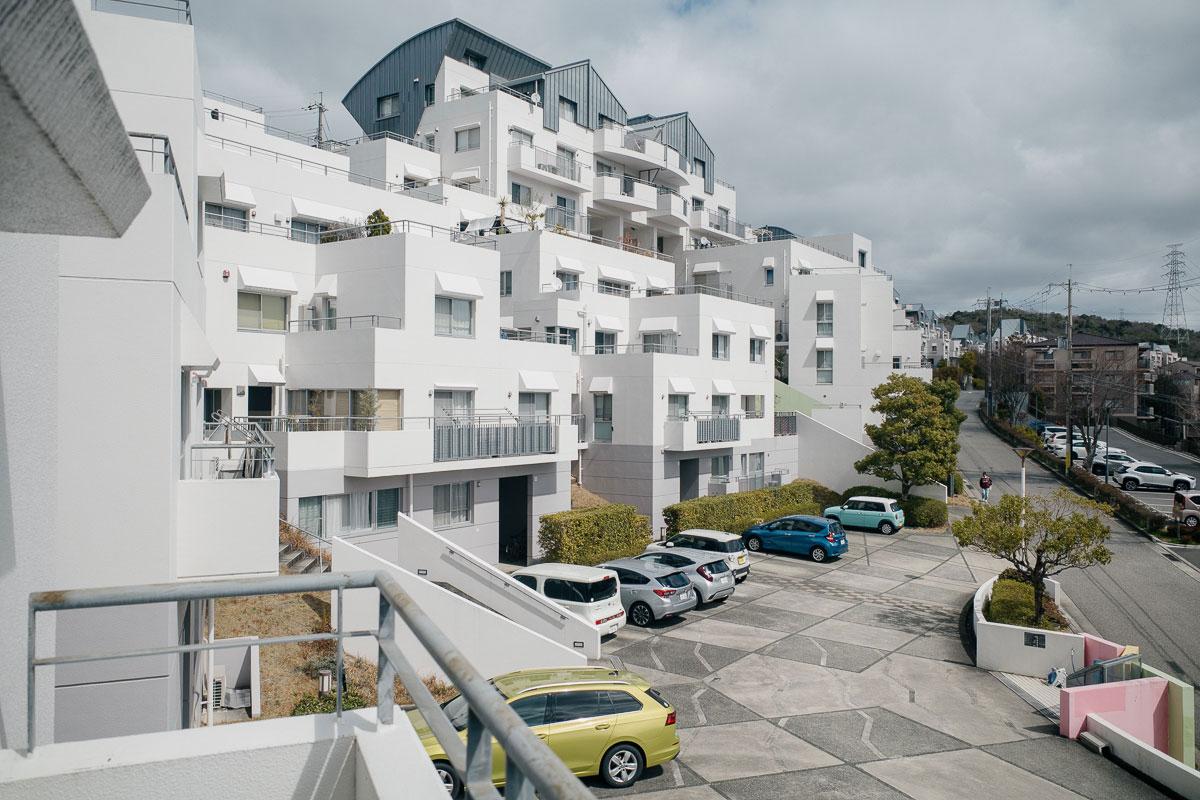 西宮市東山台の売買物件/ルーフバルコニーから白い街を見て
