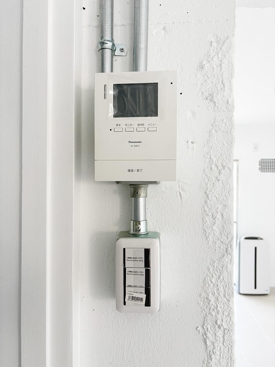 神戸市垂水区狩口台の賃貸物件/コンクリートに白塗装、メタリックな配管は鉄板ですね