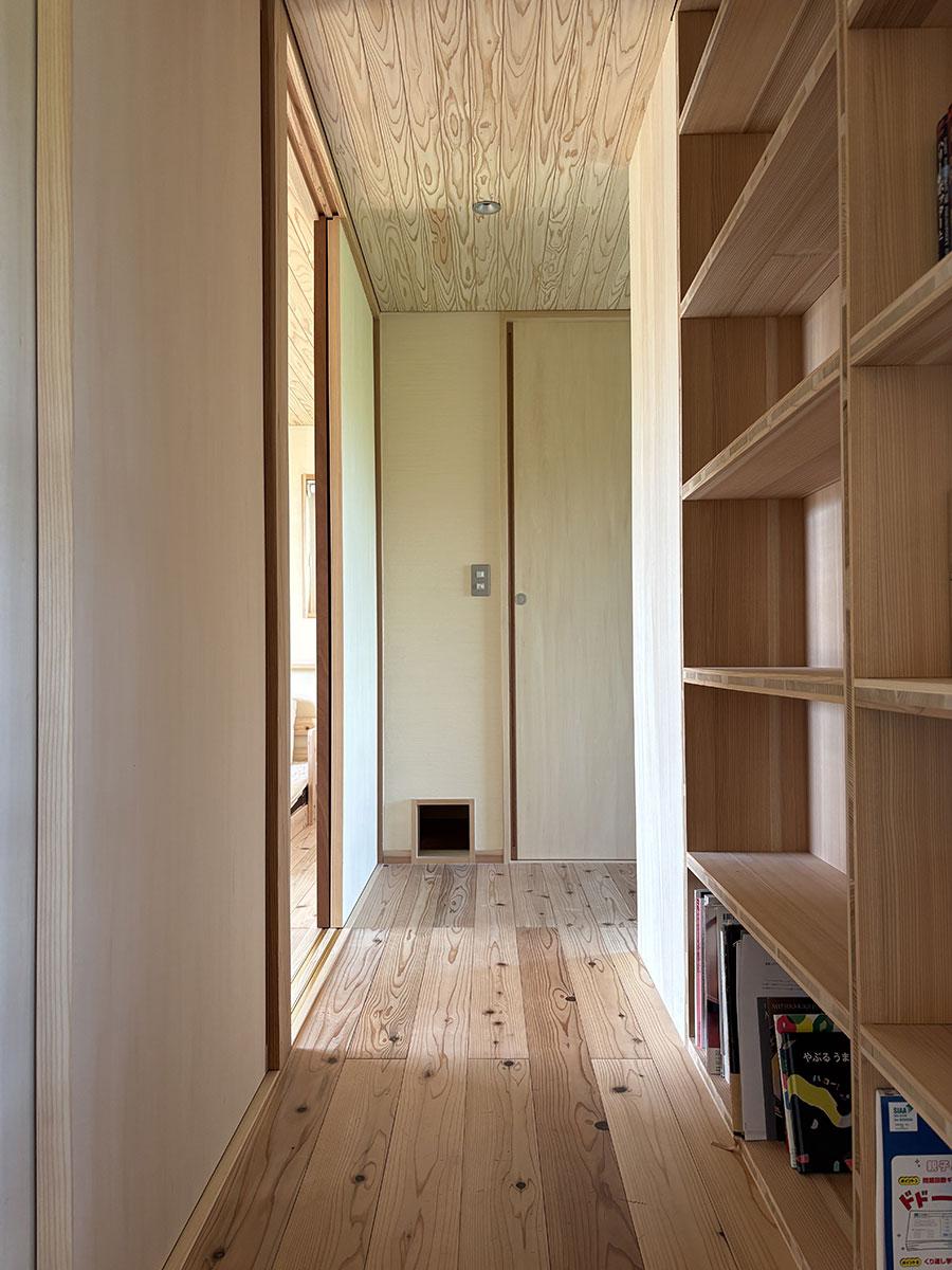 加古郡稲美町加古の売買物件/廊下の先には猫の通路