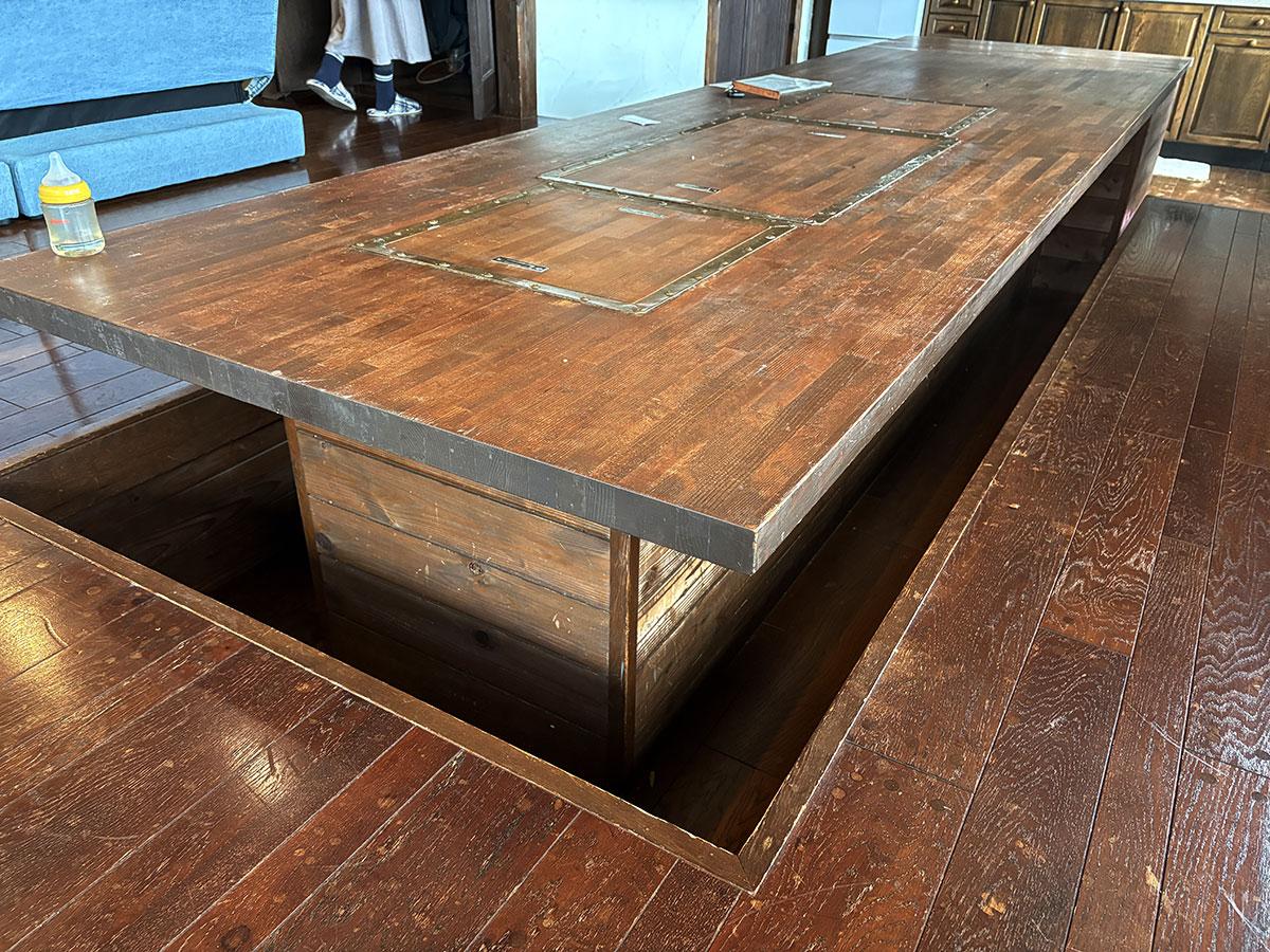 佐用郡佐用町下徳の売買物件/造り付けのテーブルと飴色になった床材が良い