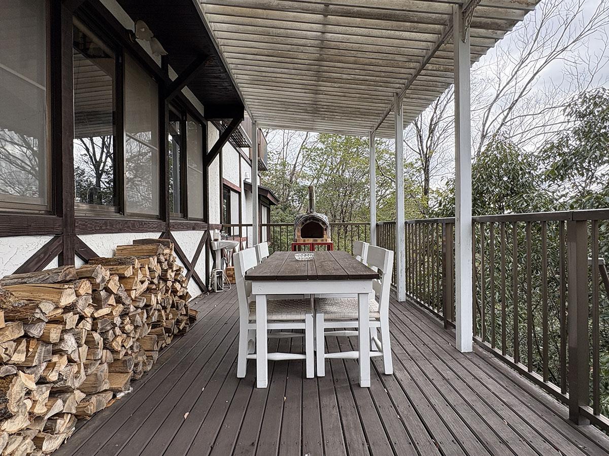 佐用郡佐用町下徳の売買物件/広いバルコニー、奥にはピザ窯もあります