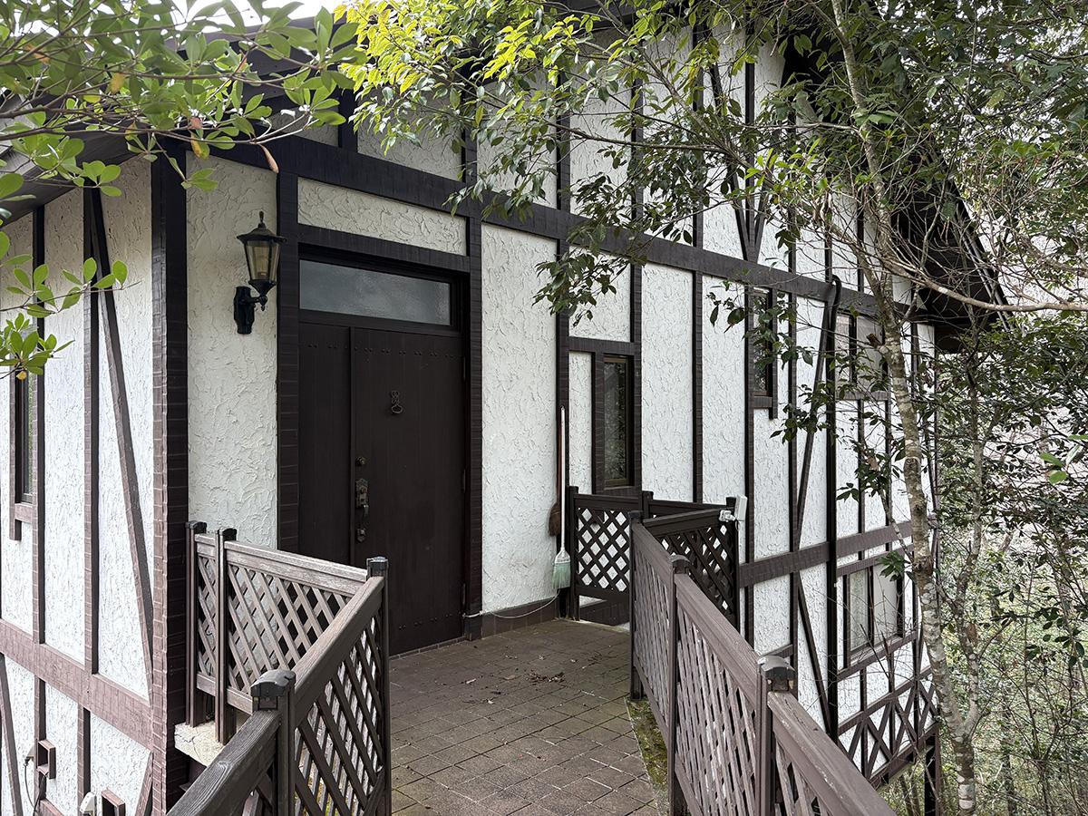 佐用郡佐用町下徳の売買物件/エントランス。山の中なので木々に囲まれています。