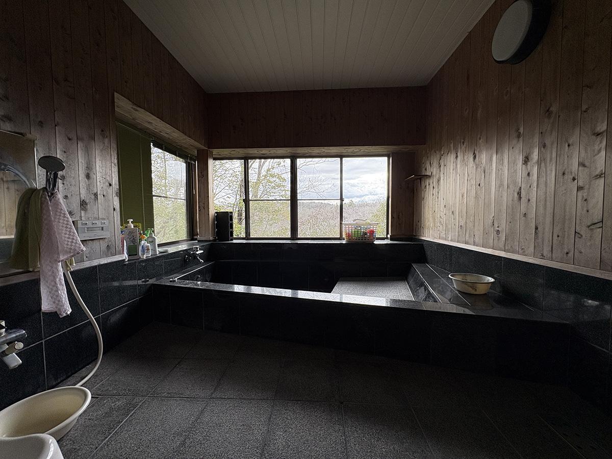 佐用郡佐用町下徳の売買物件/石造りの広いお風呂