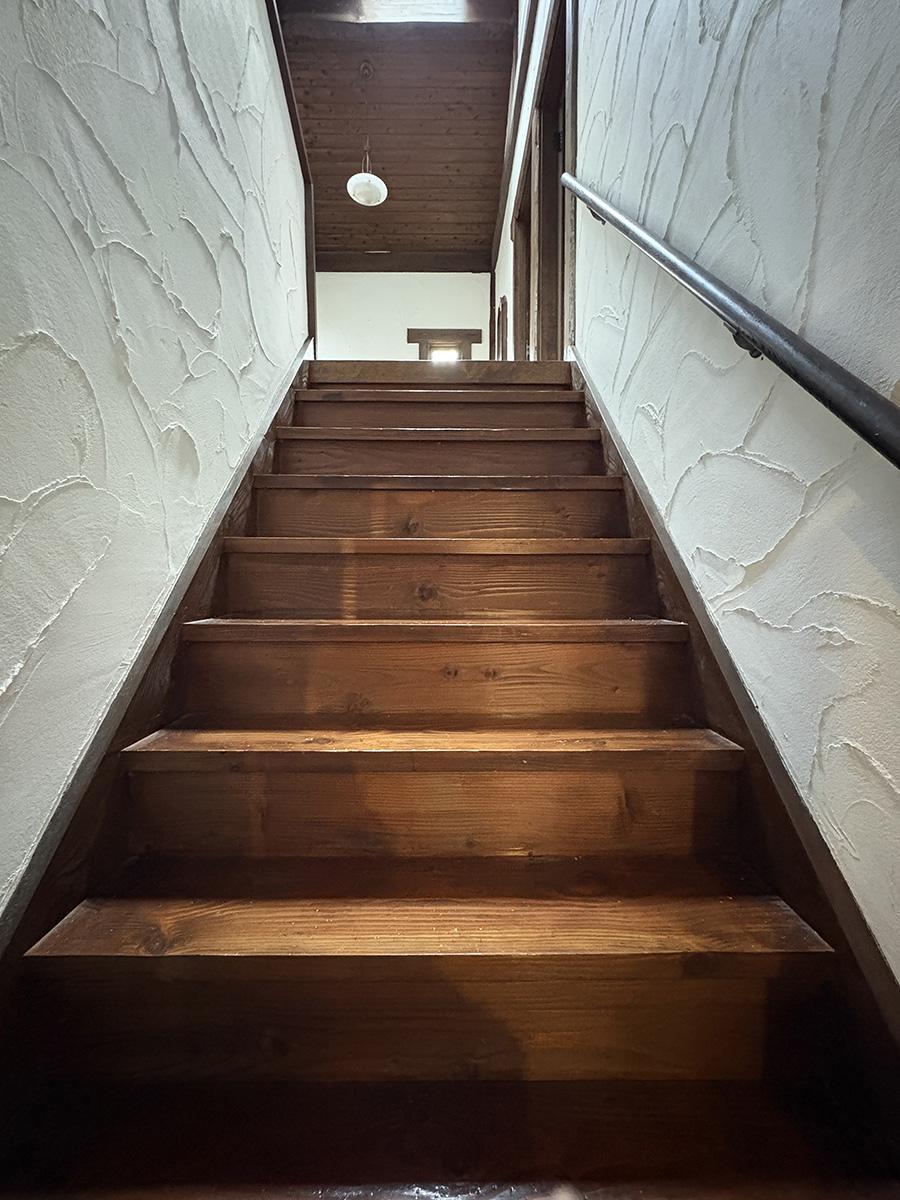 佐用郡佐用町下徳の売買物件/漆喰壁と階段