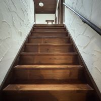 佐用郡佐用町下徳の売買物件/漆喰壁と階段