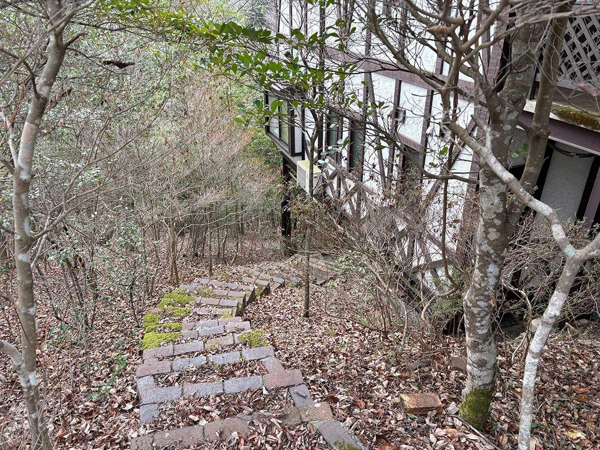 佐用郡佐用町下徳の売買物件/建物の下へ続く小道