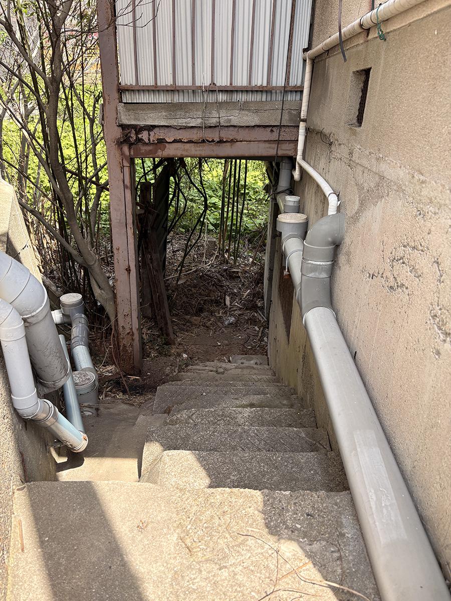 明石市藤江の賃貸物件/物件横の階段で地下へ