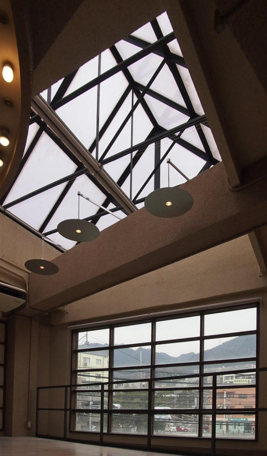 神戸市灘区山田町の売買物件/六甲山を望む、天井が高く開放感あふれる吹き抜け空間へ（※現状ではなく、以前の内装です）