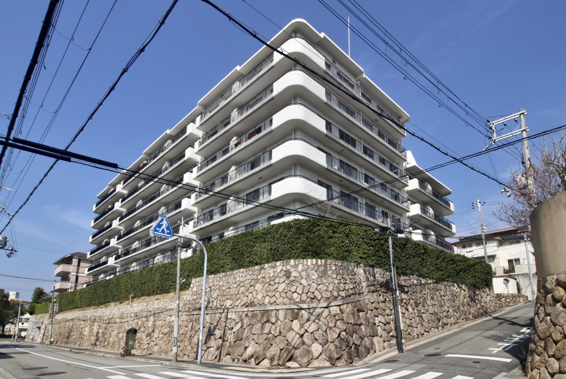 神戸市東灘区御影山手の賃貸物件/迫力ある石垣と生垣に囲まれた城のような風格。