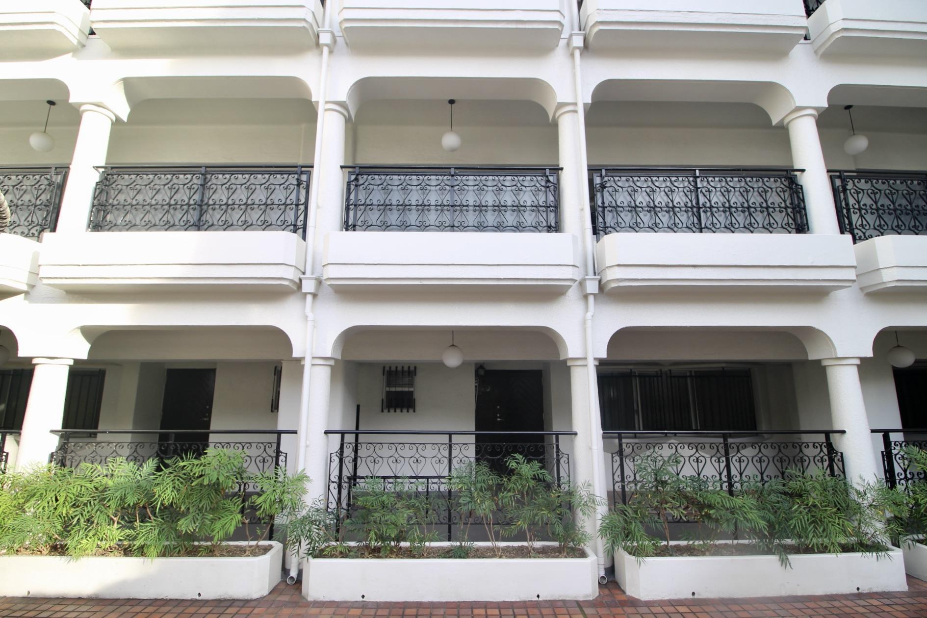 神戸市東灘区御影山手の賃貸物件/アールの柱やアイアン製の手すり、乳白色の硝子を使った照明など、美しさが際立つ共用部。