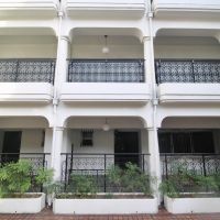 神戸市東灘区御影山手の賃貸物件/アールの柱やアイアン製の手すり、乳白色の硝子を使った照明など、美しさが際立つ共用部。