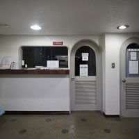 神戸市東灘区御影山手の賃貸物件/エントランスの管理人室ドアも愛らしい。