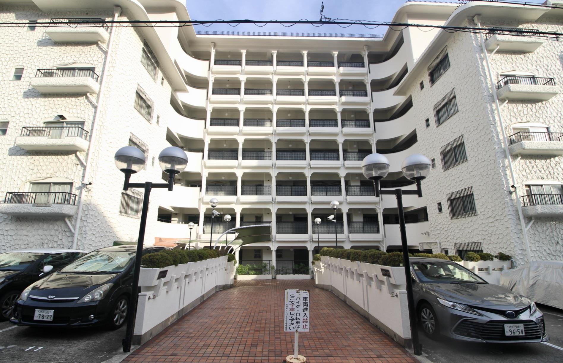 神戸市東灘区御影山手の賃貸物件/アプローチを歩くたびに、優雅な気分に浸れそう。