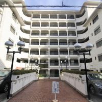 神戸市東灘区御影山手の賃貸物件/アプローチを歩くたびに、優雅な気分に浸れそう。