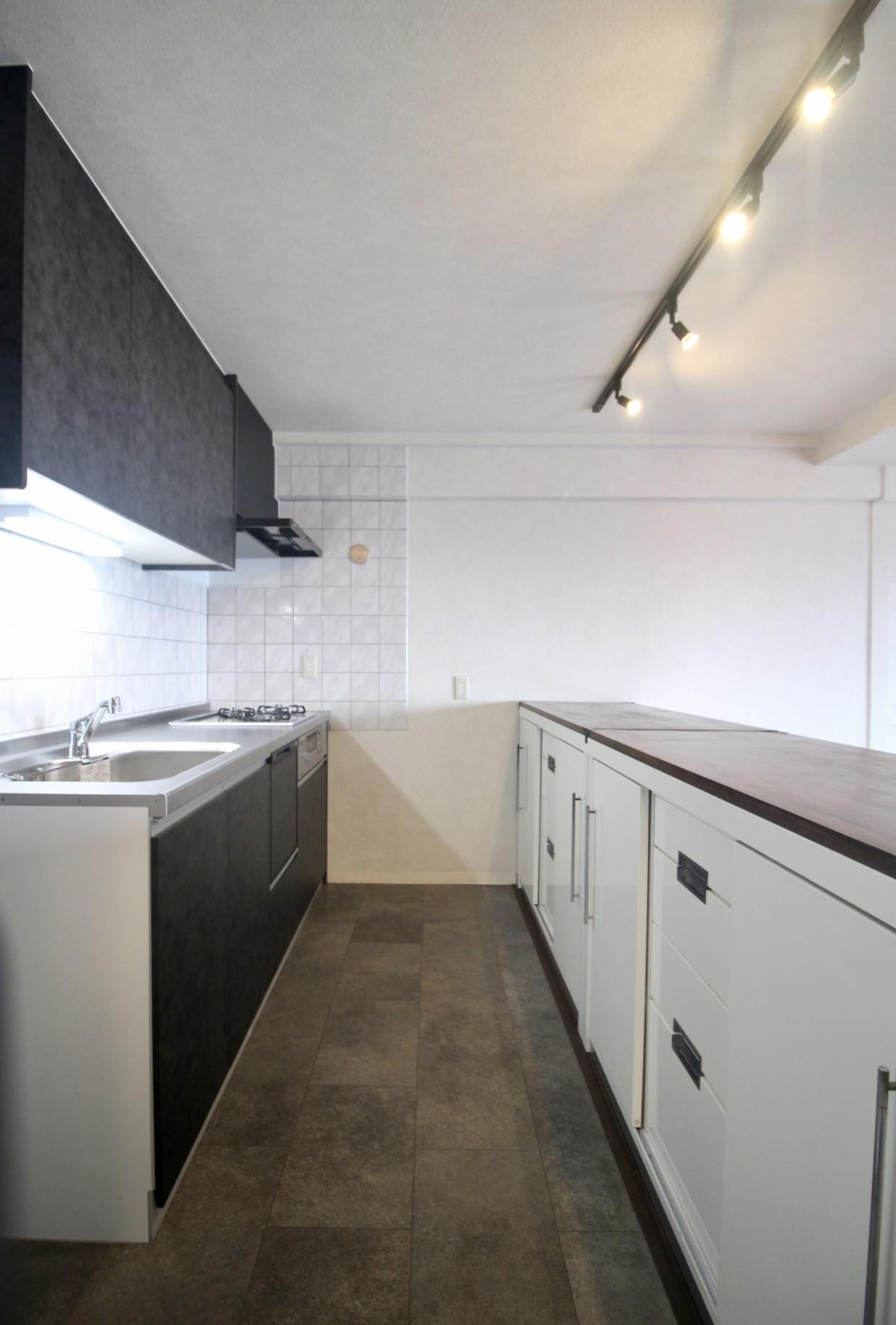 神戸市東灘区御影山手の賃貸物件/広々キッチンと、収納も充実のカウンターが嬉しい。