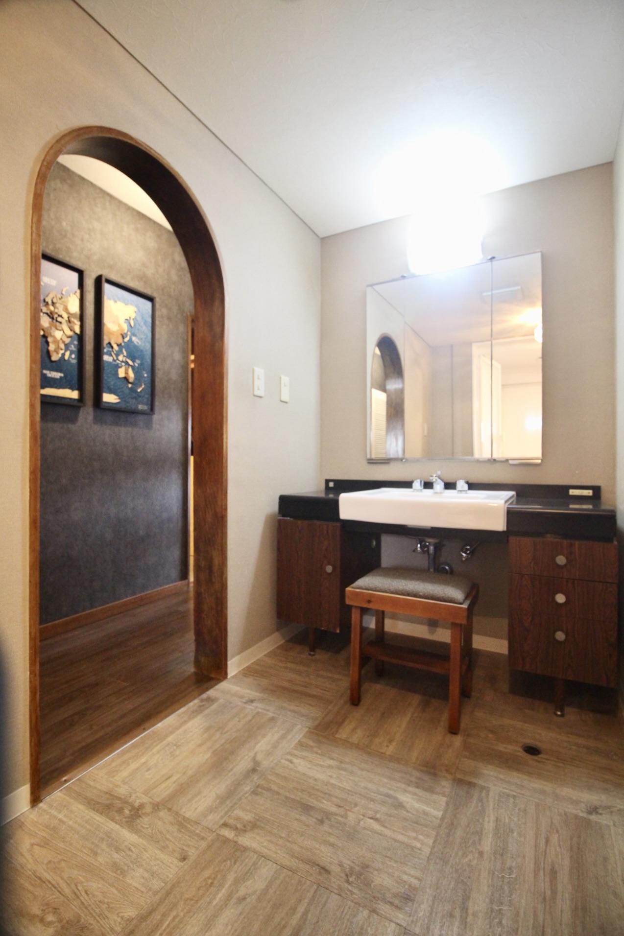 神戸市東灘区御影山手の賃貸物件/アールの開口と、造作洗面。