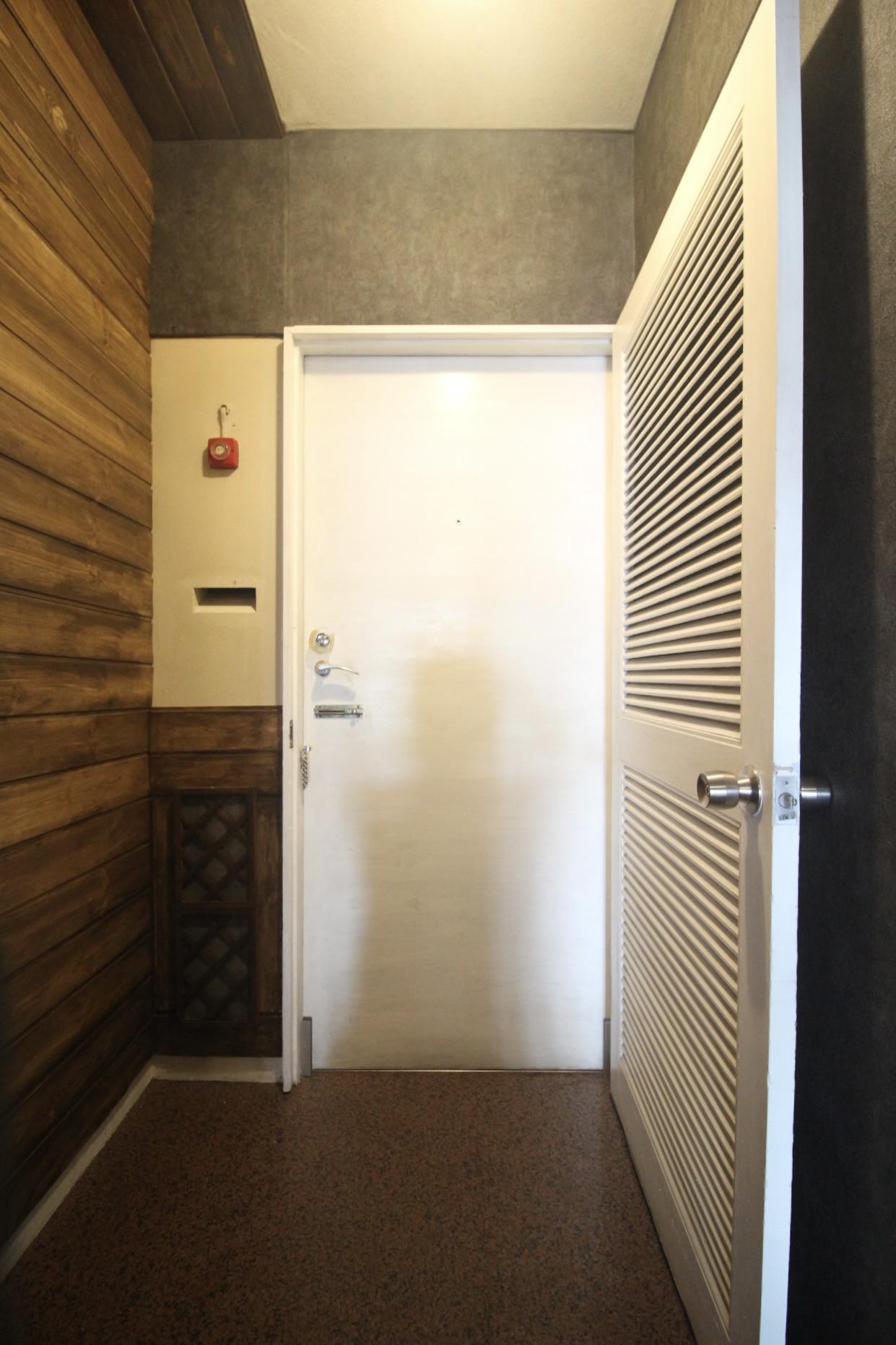 神戸市東灘区御影山手の賃貸物件/玄関には風だけ通す木製建具も完備。