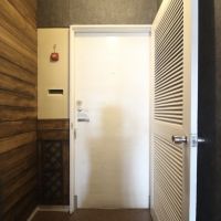 神戸市東灘区御影山手の賃貸物件/玄関には風だけ通す木製建具も完備。