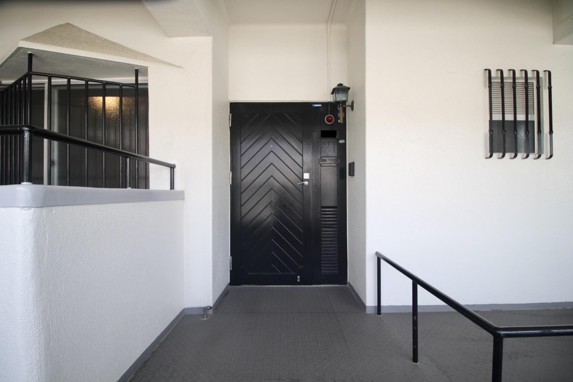 神戸市東灘区御影山手の賃貸物件/この格子や木張りのドア、照明。もはや説明不要。