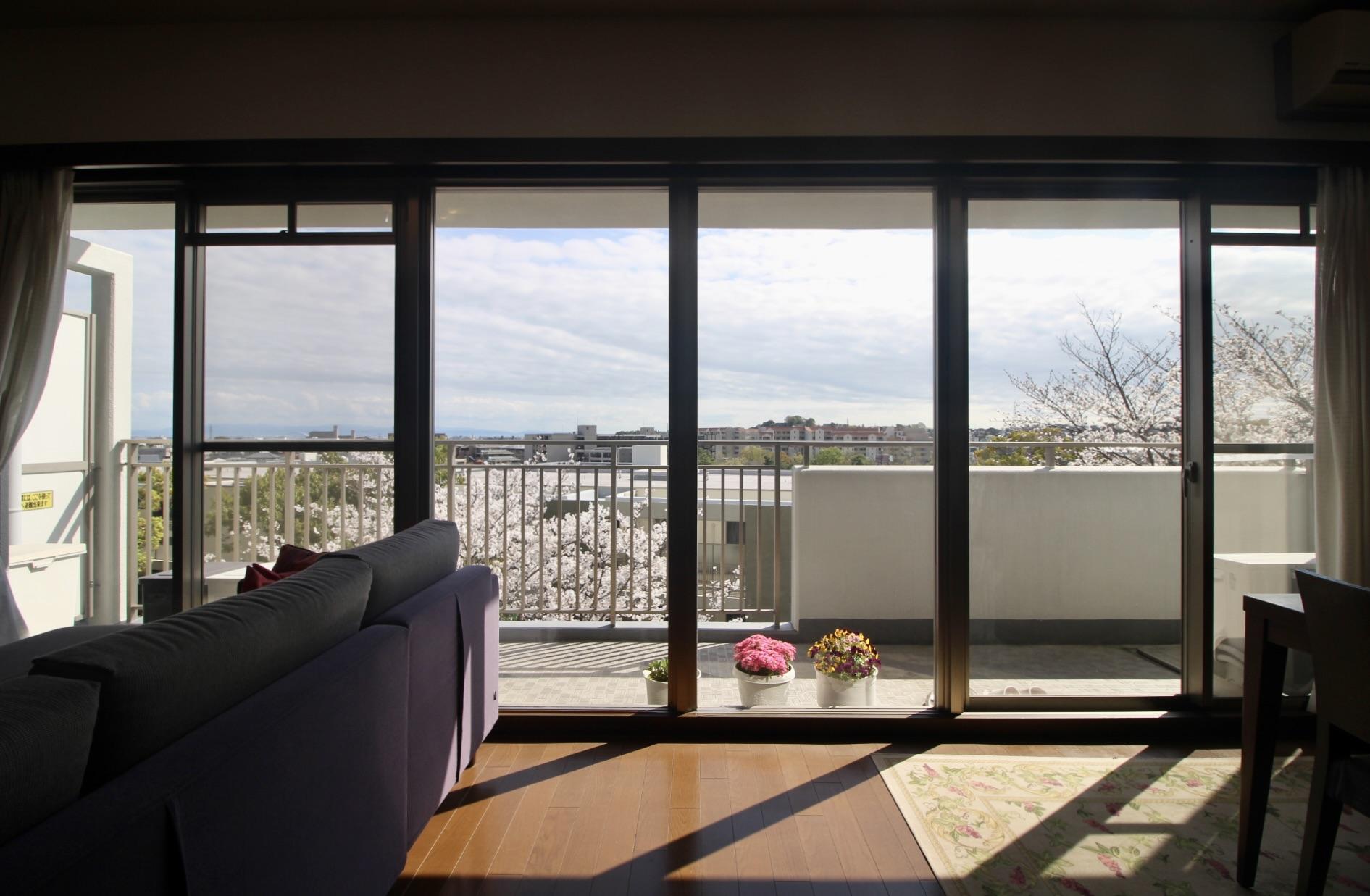 西宮市桜町の売買物件/ワイドに広がるリビングと、その先にあるビュー。