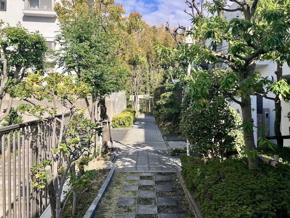西宮市桜町の売買物件/植栽の通路の先に竹林。自然と一体につながるような感覚。