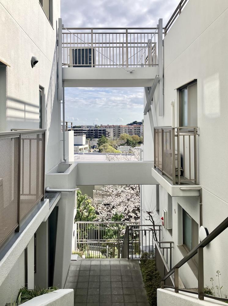 西宮市桜町の売買物件/空中廊下でつながる回遊型のつくり。歩くたびに視線が抜ける。