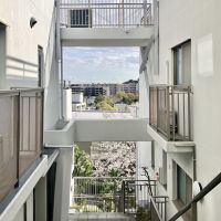 西宮市桜町の売買物件/空中廊下でつながる回遊型のつくり。歩くたびに視線が抜ける。