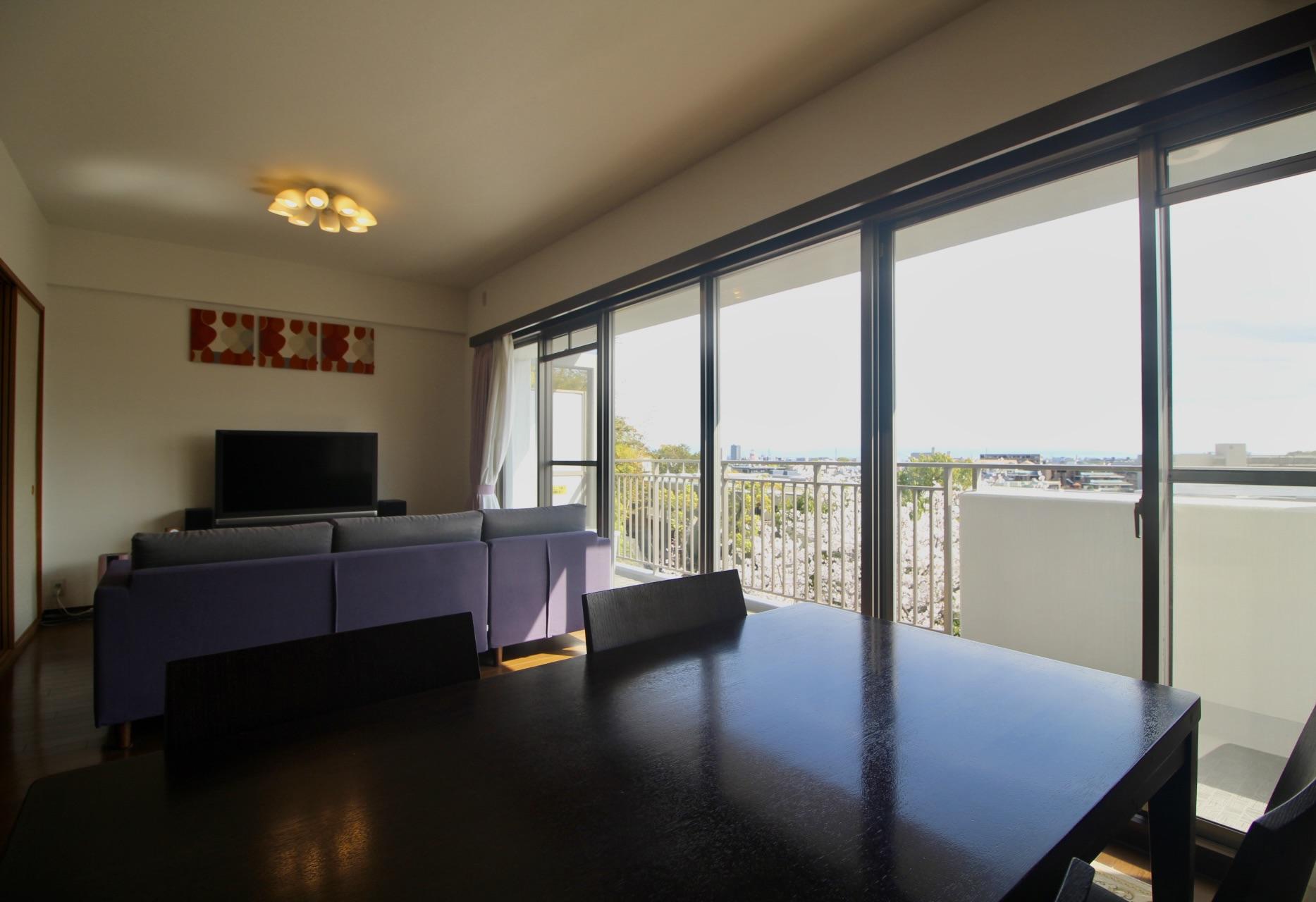 西宮市桜町の売買物件/外へと視線が広がる、開放的なリビング。