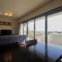 西宮市桜町の売買物件/外へと視線が広がる、開放的なリビング。