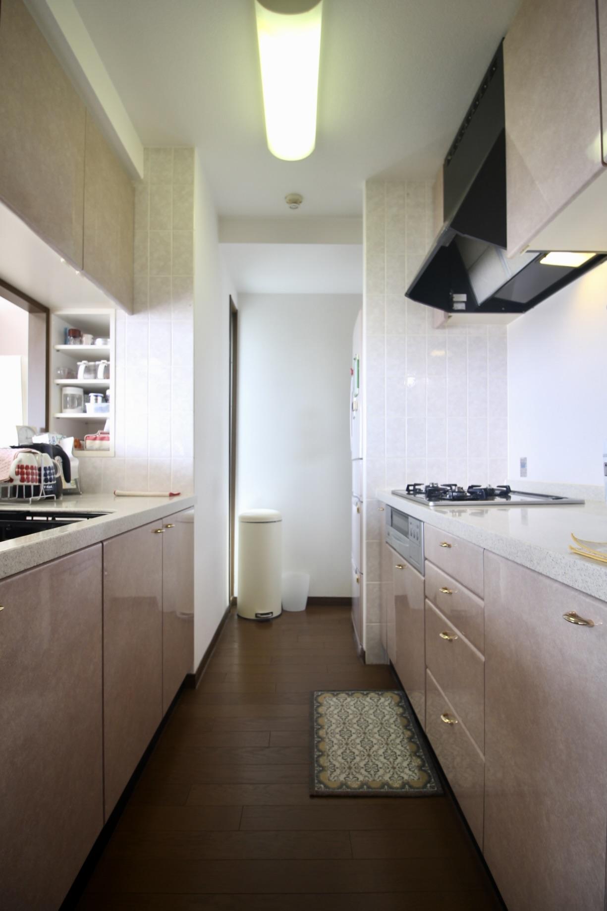 西宮市桜町の売買物件/収納力も抜群。使い勝手の良さそうなキッチン。