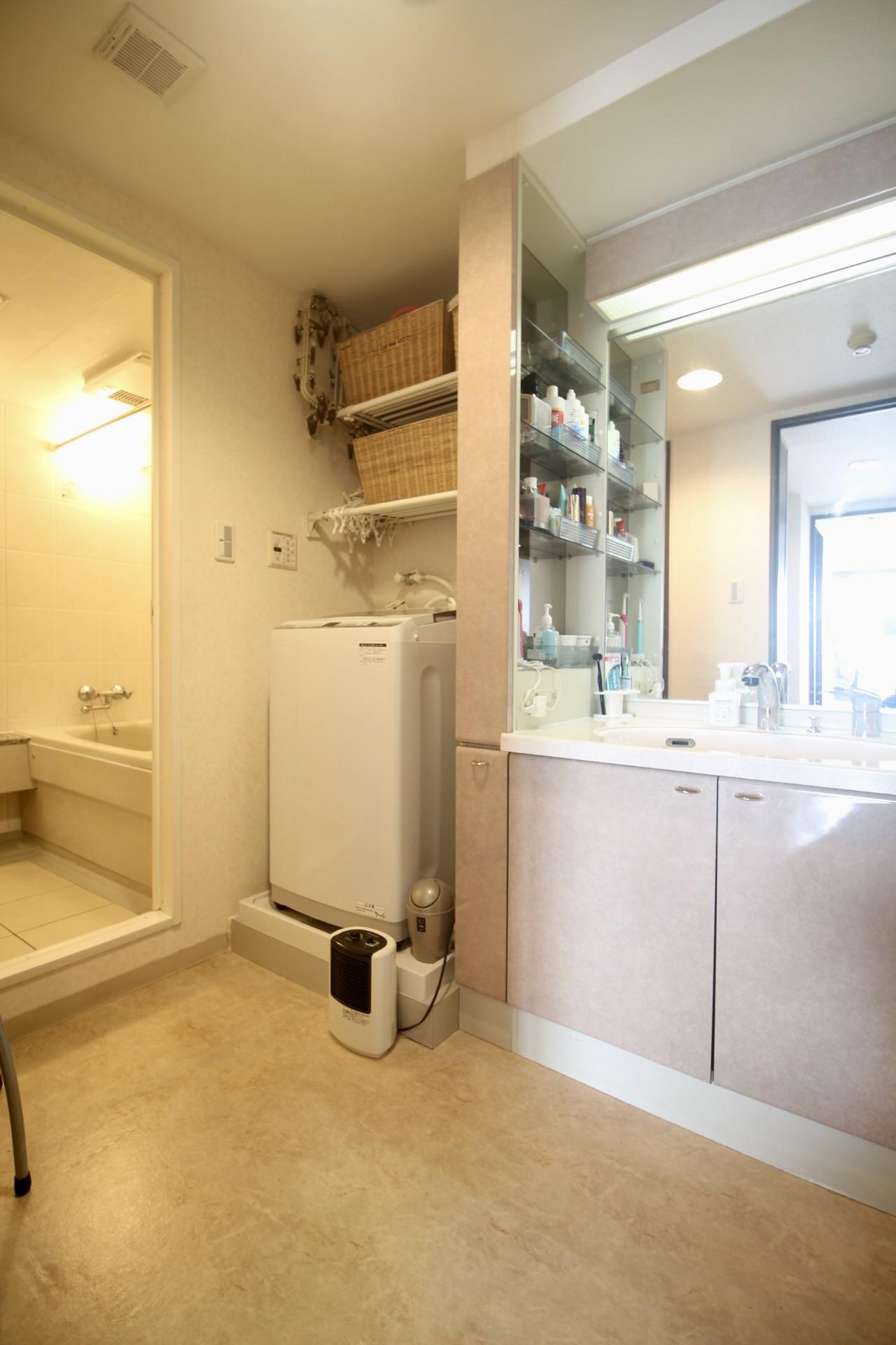 西宮市桜町の売買物件/洗面台・洗濯置き場。