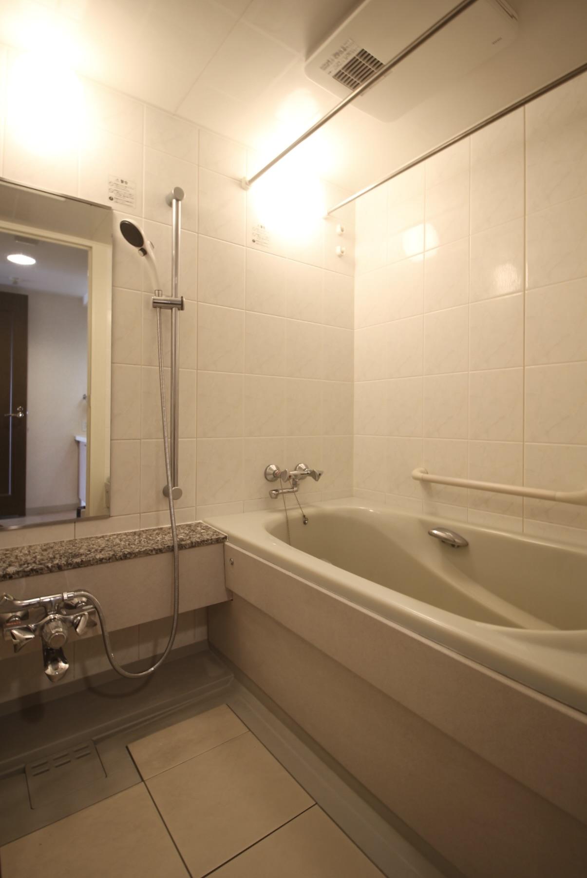 西宮市桜町の売買物件/お風呂も、細部にいい素材が使われてる。