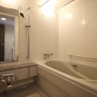 西宮市桜町の売買物件/お風呂も、細部にいい素材が使われてる。