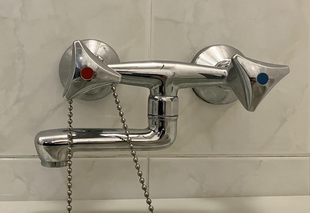 西宮市桜町の売買物件/このカクカクした水栓、好みです。