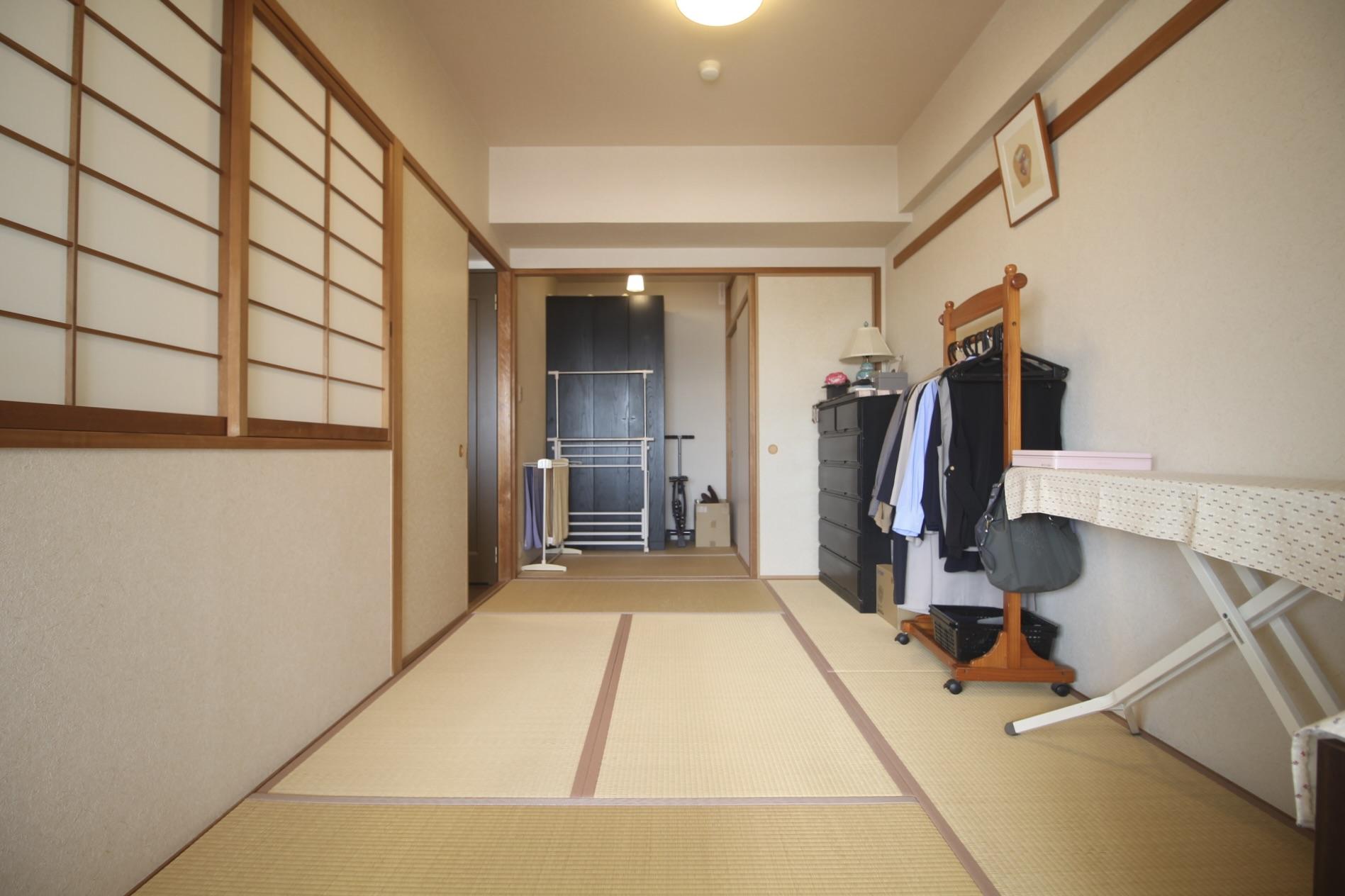 西宮市桜町の売買物件/リビングの隣に和室があるのも、ゴロンと横になれたり、円卓やコタツを置けて嬉しいポイント。