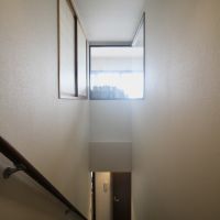 西宮市桜町の売買物件/リビングのコーナーガラスから光が差し込む階段。ゆとりある幅も魅力。