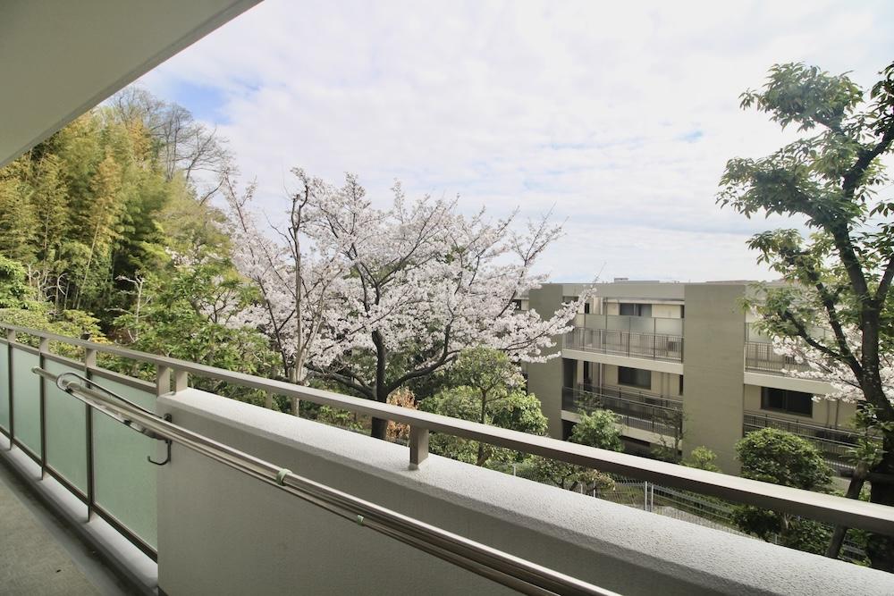 西宮市桜町の売買物件/季節ごとに、新緑や紅葉も。（1階バルコニー）